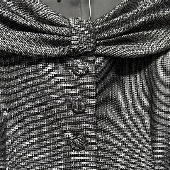 Tahari Arthur S Levine Silver Gray Shimmer 2-Piece Women's Skirt Suit 6 - Picture 3 of 6
